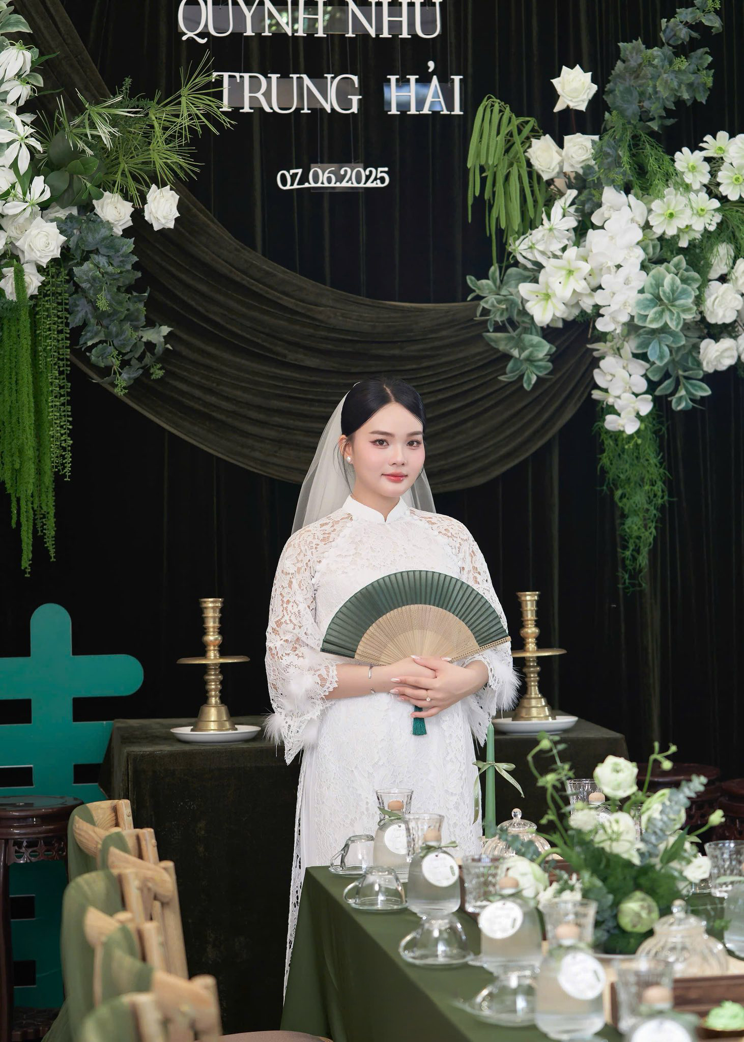 Trang trí gia tiên phông xanh nhung hoa trắng xanh tại Hà Tĩnh sang trọng