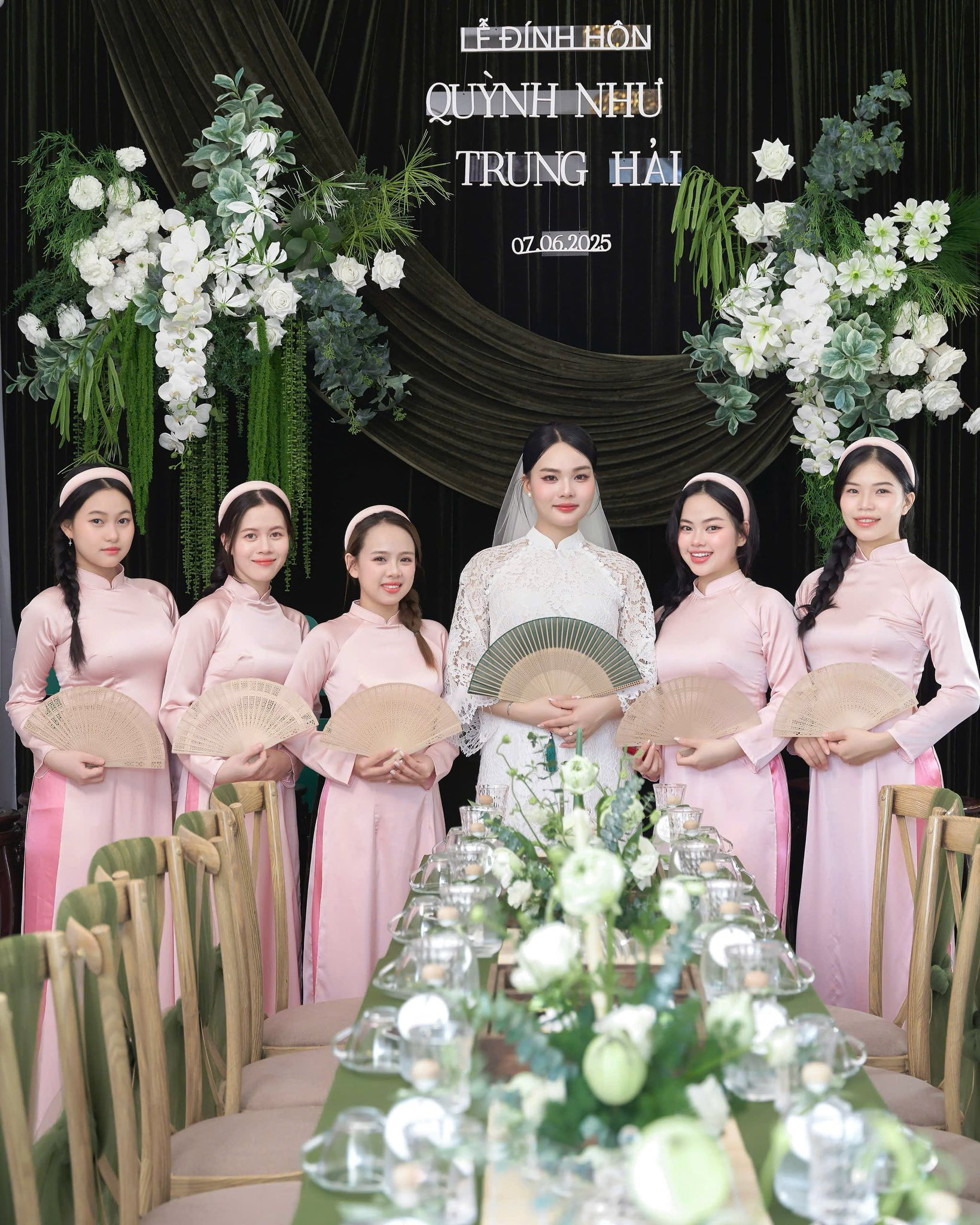 Không gian gia tiên tone xanh nhung tinh tế trong lễ cưới hỏi tại Hà Tĩnh