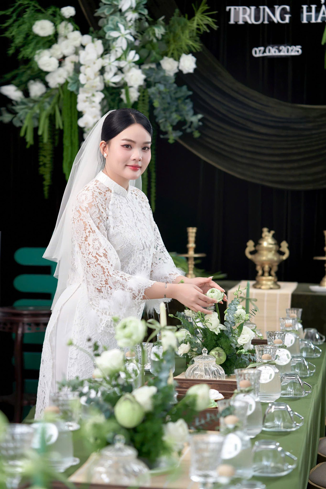 Mẫu phông xanh nhung kết hợp hoa trắng cho trang trí gia tiên Hà Tĩnh