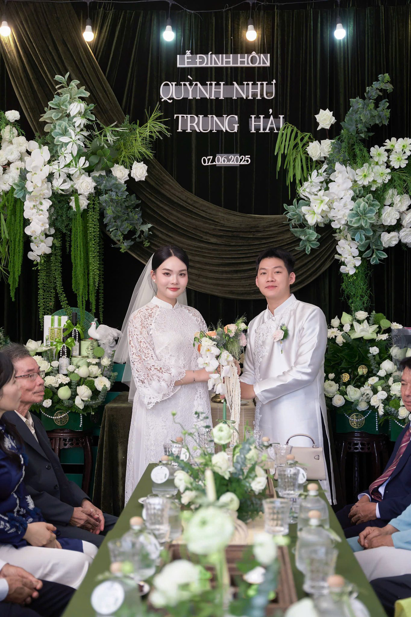 Ý tưởng trang trí gia tiên phông xanh nhung thanh lịch ở Hà Tĩnh