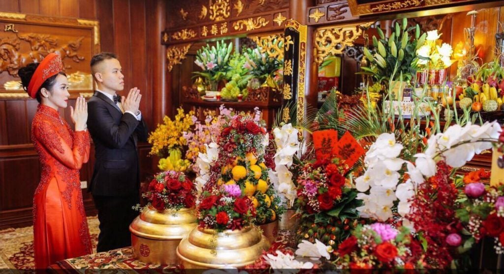 Hình ảnh lễ ăn hỏi trong phong tục cưới hỏi Hà Tĩnh với mâm lễ truyền thống.