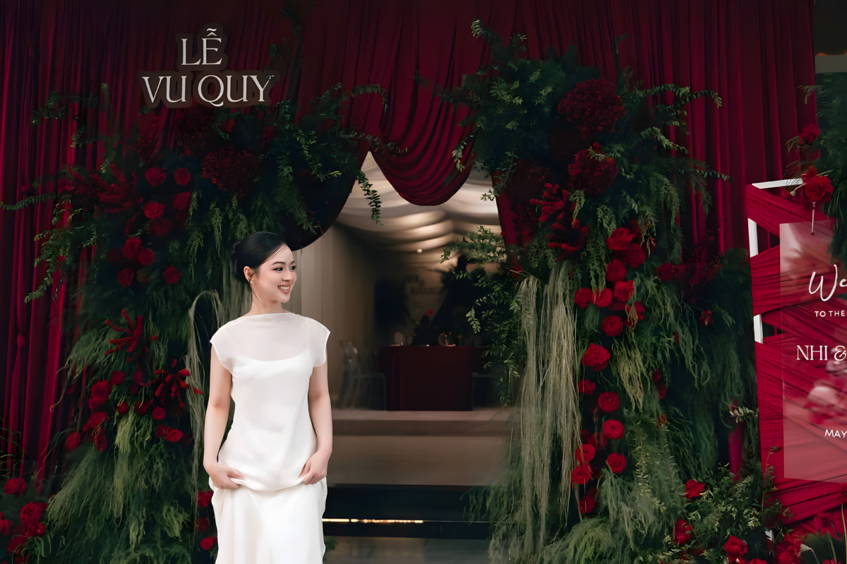 Trang trí ăn hỏi màu đỏ truyền thống với hoa rustic hiện đại tại Hà Tĩnh