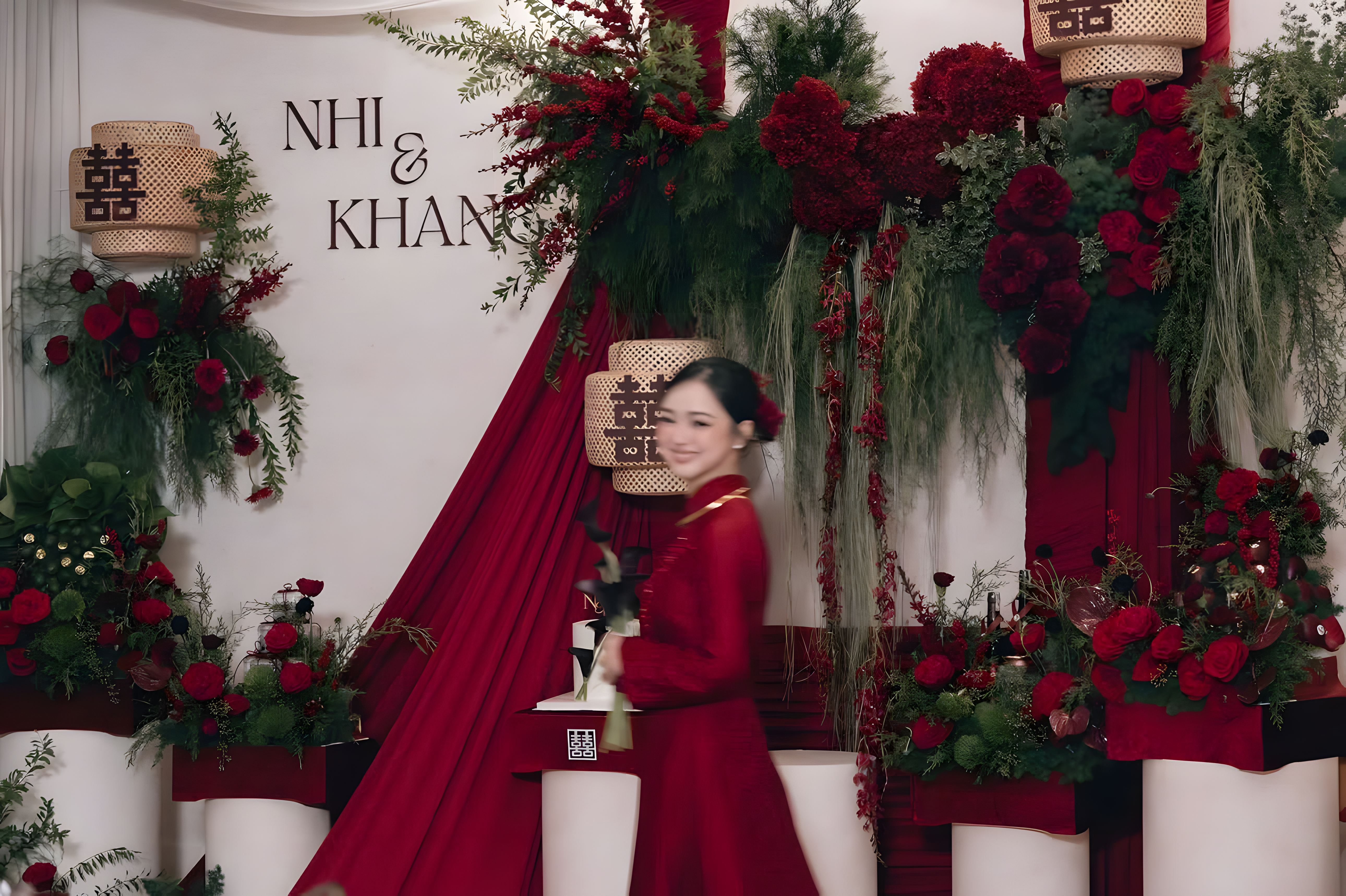 Không gian gia tiên nền trắng đỏ nổi bật với đèn lồng chữ Hỷ