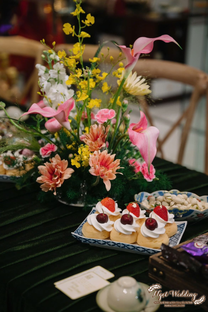 Phông gia tiên xanh rêu mang đậm chất Việt với điểm nhấn quạt handmade.