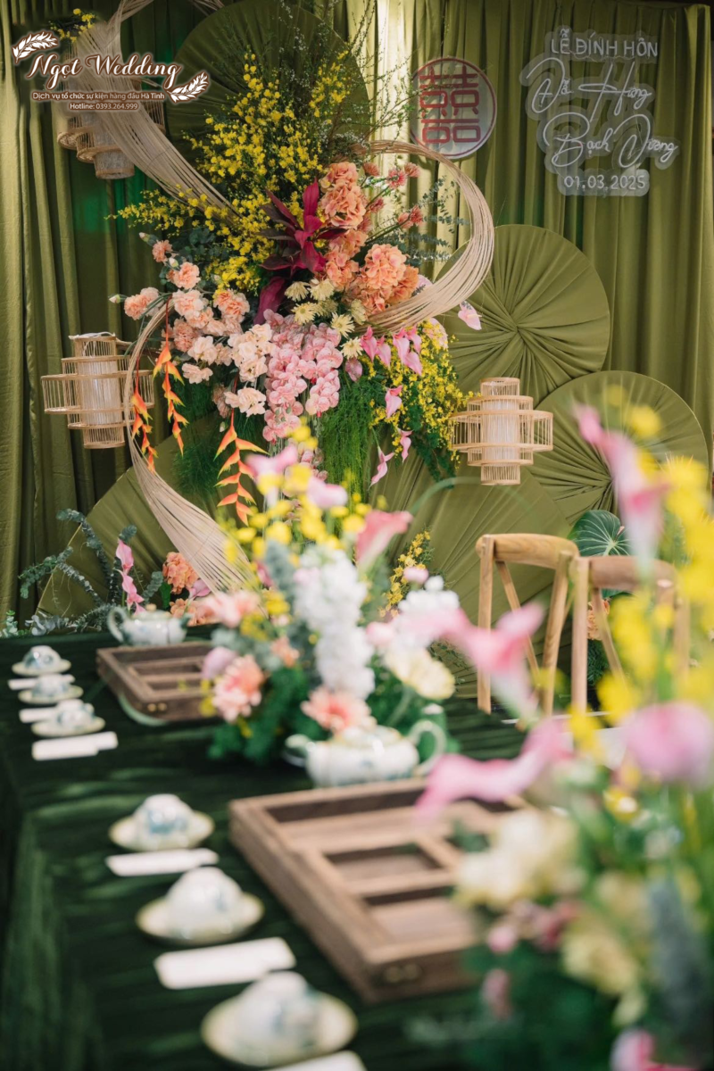 Không gian cưới hỏi Hà Tĩnh sang trọng với phông xanh rêu và quạt handmade.