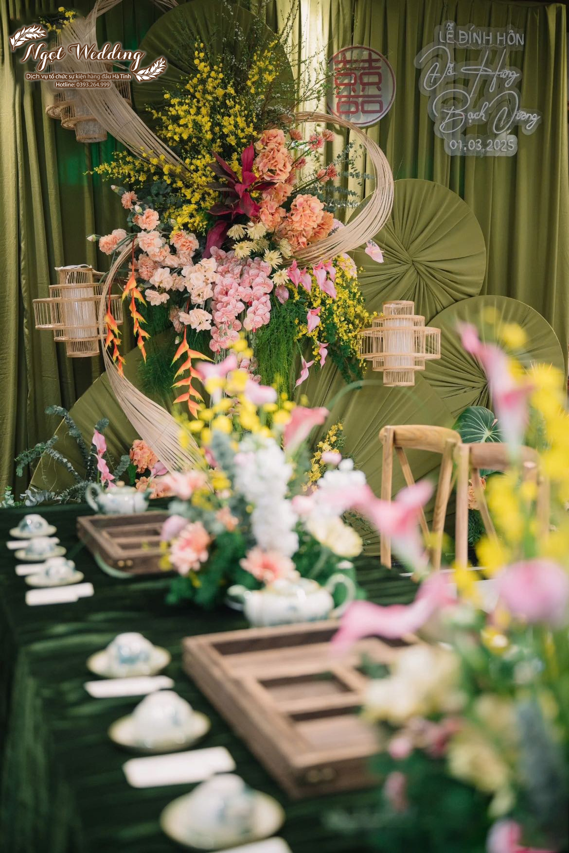 Không gian cưới hỏi Hà Tĩnh sang trọng với phông xanh rêu và quạt handmade.