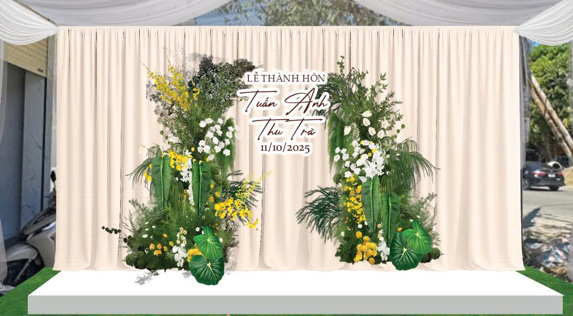 Phông thành hôn trong phòng khách được trang trí ấm cúng với ghế gọn gàng, bánh kẹo hoa quả đầy đủ, ánh sáng dịu nhẹ cho lễ cưới.