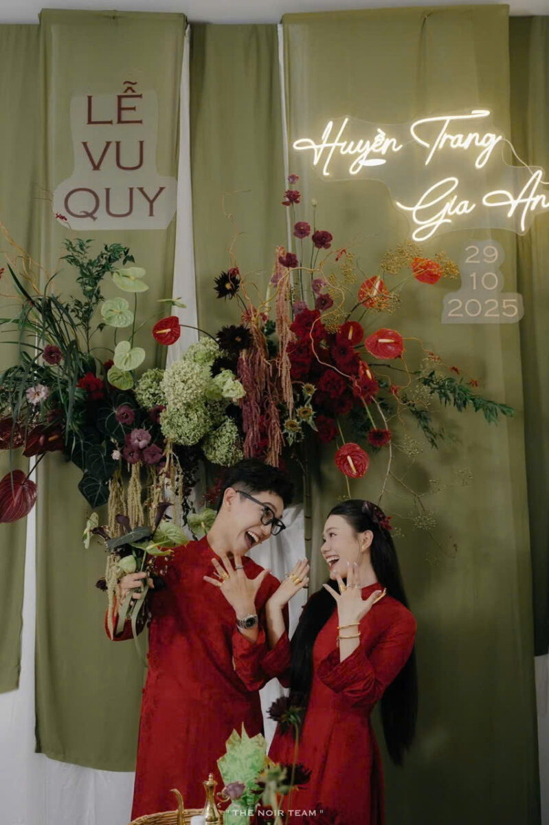 Trang trí bàn gia tiên xanh rêu và hoa trắng tại Hà Tĩnh