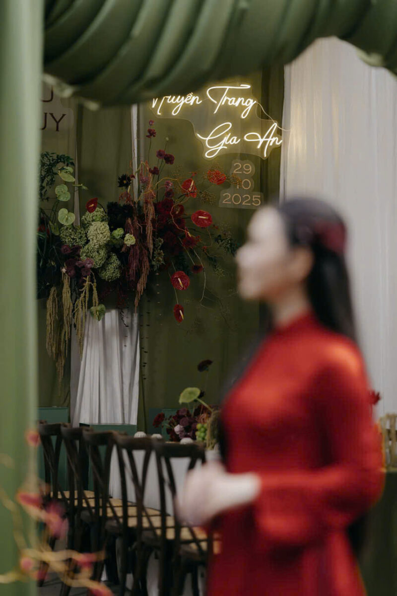Trang trí gia tiên ngoài trời màu xanh rêu và trắng tinh khôi