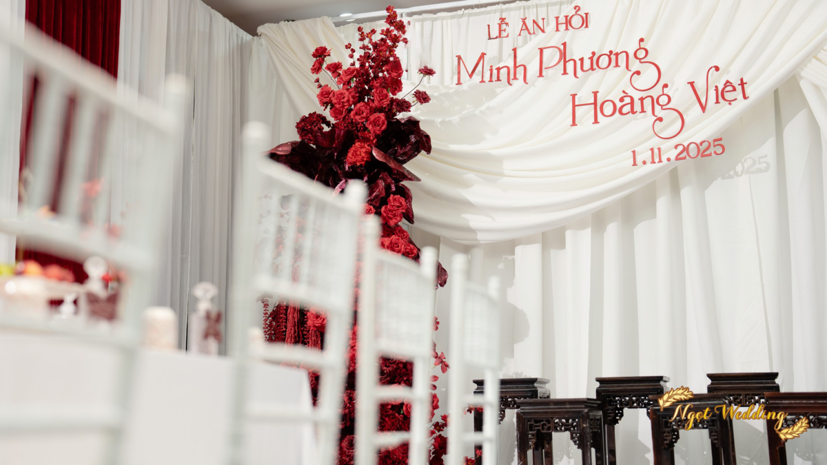 Trang trí gia tiên trắng đỏ kết hợp voan uốn mềm, hoa đỏ rực rỡ – lựa chọn đẹp cho rạp cưới đẹp Hà Tĩnh.