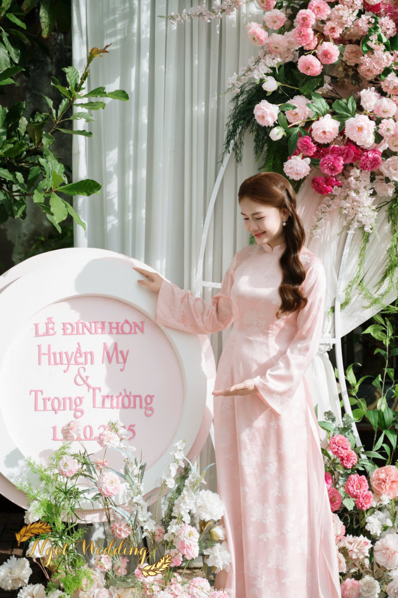 Bàn thờ gia tiên trang trí hoa hồng nhẹ, khăn phủ hồng kem và phụ kiện đồng bộ