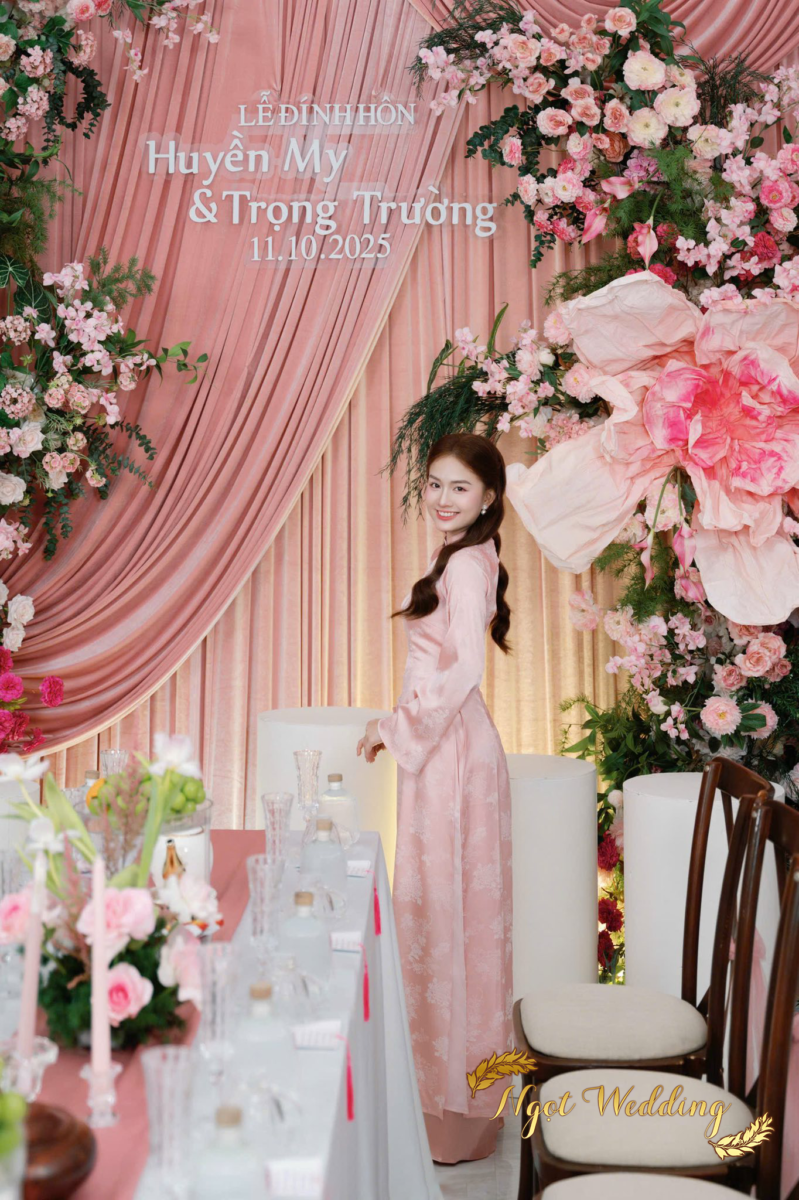 Cổng hoa hồng pastel và phông nền voan trắng – hồng cho buổi ăn hỏi truyền thống