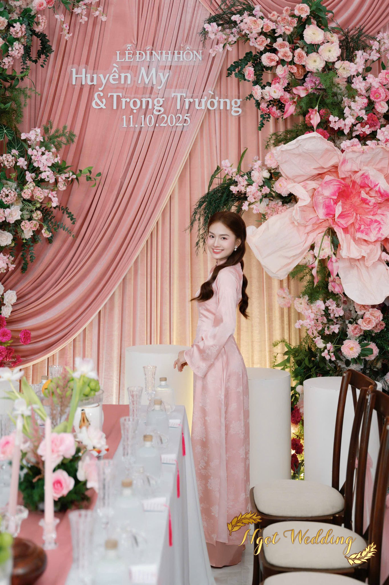 Cổng hoa hồng pastel và phông nền voan trắng – hồng cho buổi ăn hỏi truyền thống
