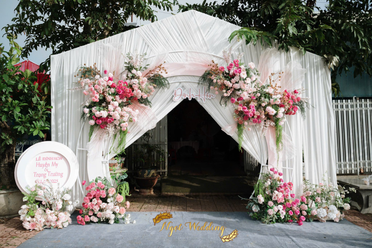 Decor gia tiên tone hồng thanh lịch với ấm chén, đĩa lễ phối màu nhẹ nhàng
