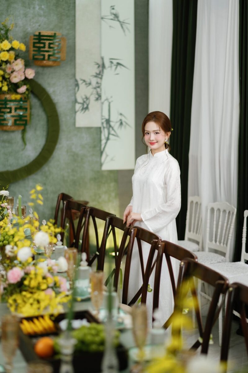 Không gian lễ ăn hỏi với nền xanh cổ điển và các khối hoa 4 cánh uốn vải mềm mại