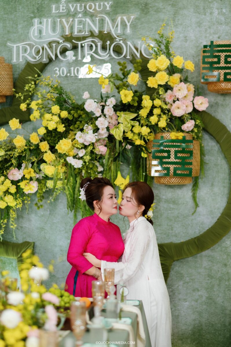 Khối họa tiết hoa 4 cánh cuốn vải xanh cùng chữ Hỷ xanh tạo điểm nhấn sang trọng