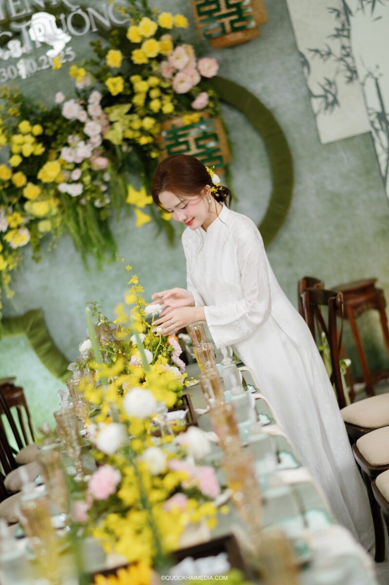 Không gian lễ gia tiên hiện đại, hài hòa với vải uốn thướt tha và hoa vàng điểm xuyến
