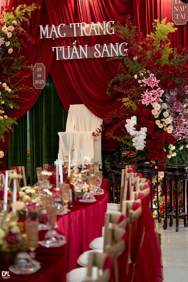 Cận cảnh chi tiết vải đỏ uốn cong, hoa tươi trang trí gia tiên tone đỏ