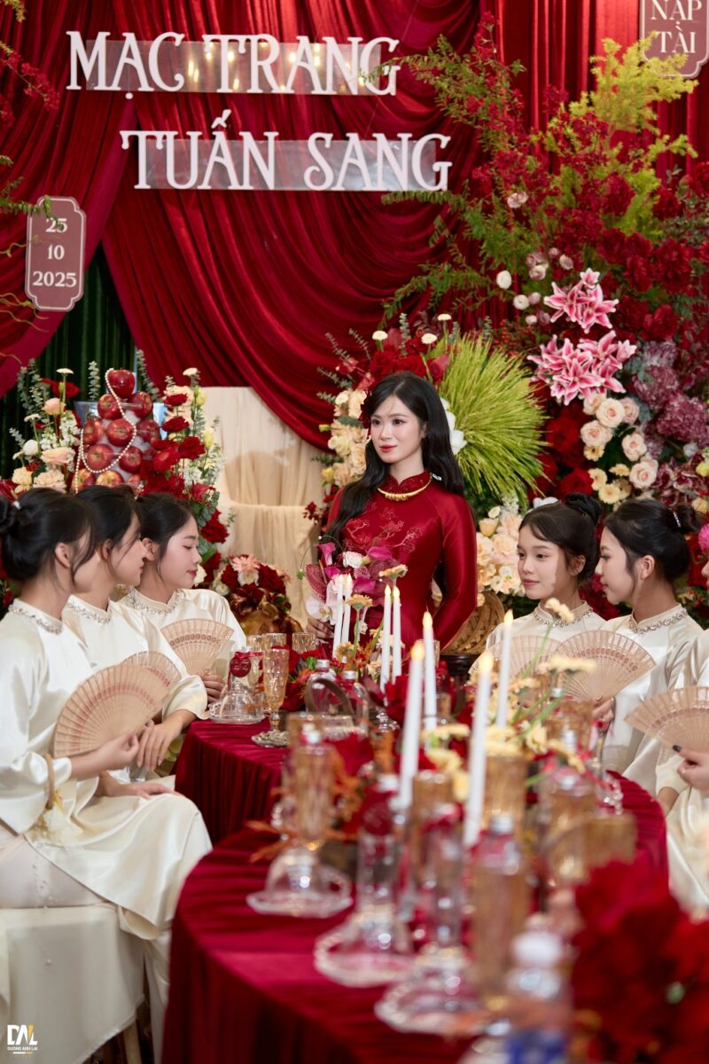 Bàn gia tiên được trang trí tone đỏ, nền xanh nhẹ nhàng, hoa tươi điểm xuyết.