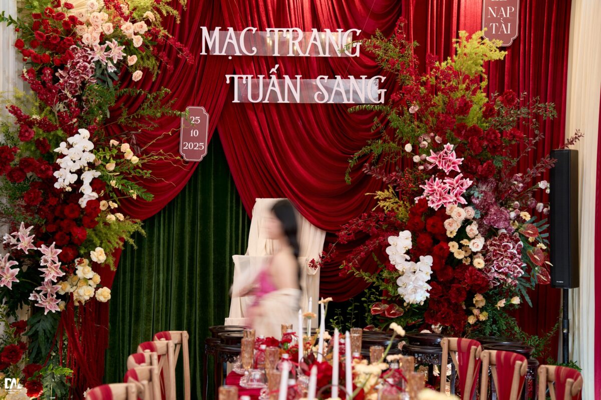 Phông gia tiên kết hợp vải xanh và đỏ tạo điểm nhấn sang trọng cho lễ ăn hỏi.