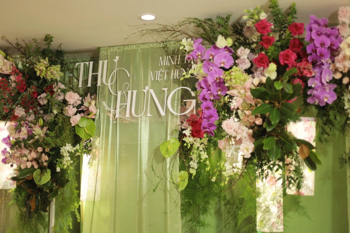 Trang trí ăn hỏi gia tiên tông xanh tơ nhẹ nhàng, tinh tế cho ngày trọng đại