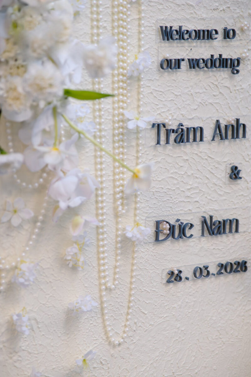 Trang trí lễ ăn hỏi tại nhà với hoa trắng kem, ánh sáng vàng ấm và bố cục hài hòa